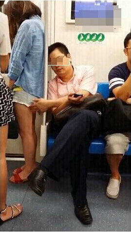 上海地铁摸腿国企干部被拘 称当天喝了酒(图)
